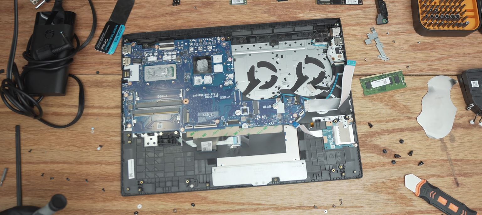 Laptop alaplap javítás munkaasztalon